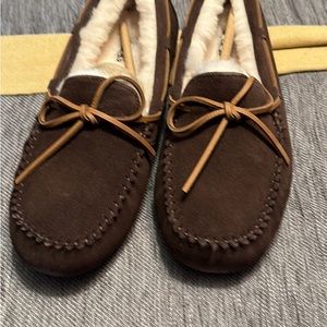 Brown size 9 men’s UGG slippers
